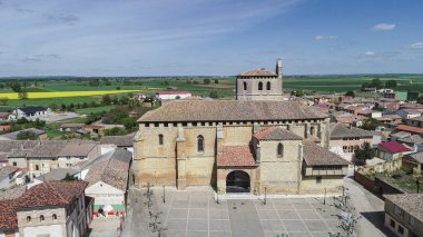 San Cornelio y San Cipriano Kilisesi ve San Cebrian de Campos 'taki köy merkezinin insansız hava aracı görüntüsü.