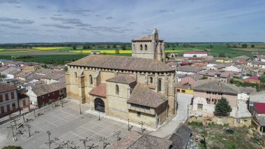 San Cornelio y San Cipriano Kilisesi ve San Cebrian de Campos 'taki köy merkezinin insansız hava aracı görüntüsü.