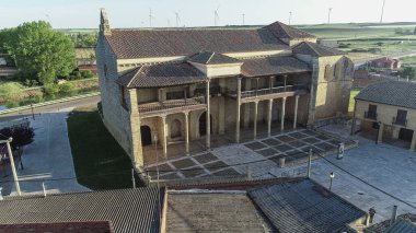 Santa Maria Kilisesi 'nin insansız hava aracı görüntüsü Palencia' nın kırsal kesimindeki sütunlu, apse ve fayanslı çatısını gösteriyor.