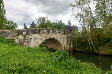 Villaşemsiye yakınlarındaki Castilla Kanalı 'ndan geçen tarihi bir taş köprü.,