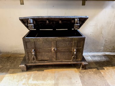 Valladolid 'de taş bir zeminde açık kapaklı ve asma kilitli eski demir kasa.