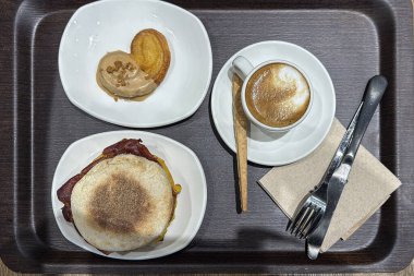 Kahveli kahvaltı tepsisi, pastırmalı tost ve puf böreği.
