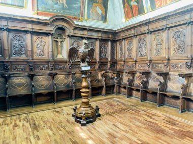 Valladolid Katedral Müzesi 'nde oyulmuş ahşap koro tezgahları ve kartal kürsüsü