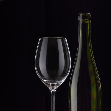 boş bardak şarap ve bir şişe