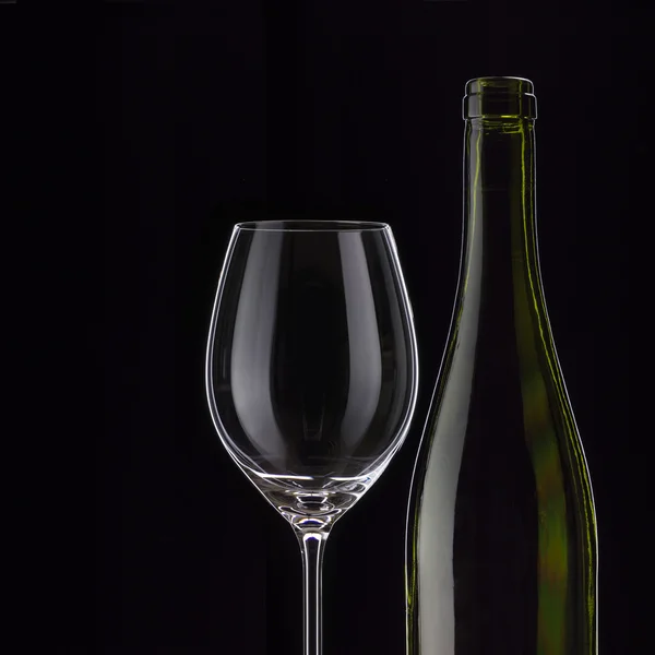 Prázdné sklenice na víno a láhev — Stock fotografie