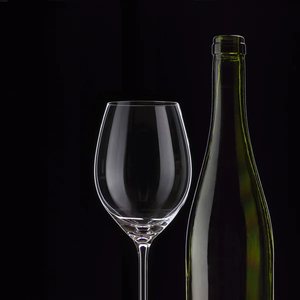 Verre à vin vide et une bouteille — Photo