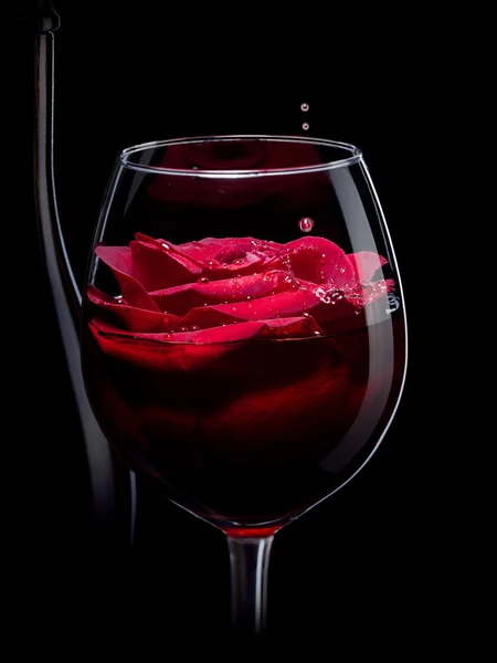 Rosa Roja en vino con botella — Foto de Stock