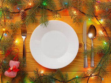 Boş tabak, çatal, bıçak ve ahşap masa kaşık. Noel arka plan
