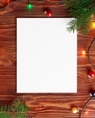 Işıklar, köknar ağaç dalları ve beyaz boşluk metin için Noel arka plan