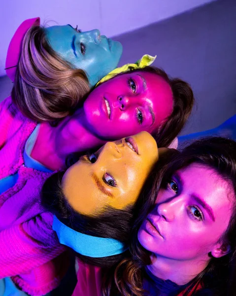 Retrato Las Mujeres Hermosas Brillantes Grupo Danza Femenina Con Colorido —  Fotos de Stock