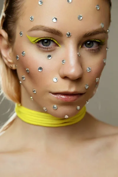 Retrato Estudio Hermosa Chica Con Maquillaje Creativo Color Amarillo Brillante — Foto de Stock