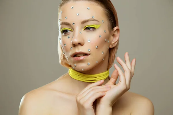 Studio Portret Pięknej Dziewczyny Kreatywnym Jasny Żółty Makijaż Kryształów — Zdjęcie stockowe
