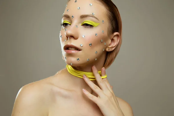 Portrait Studio Belle Fille Avec Maquillage Créatif Jaune Vif Avec — Photo