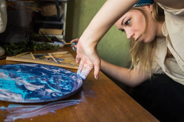 Kadın Sanatçı Mermer Efektli Soyut Akışkan Sanat Eserleri Üzerinde Çalışır — Stok fotoğraf