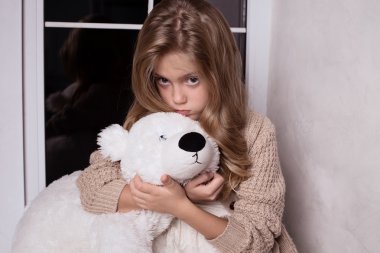 pencere pervazı kıza