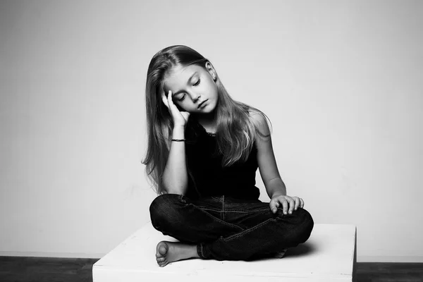 Kız siyah top ve kot pantolon