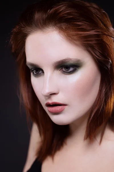 Chica con ojos verdes ahumados maquillaje — Foto de Stock