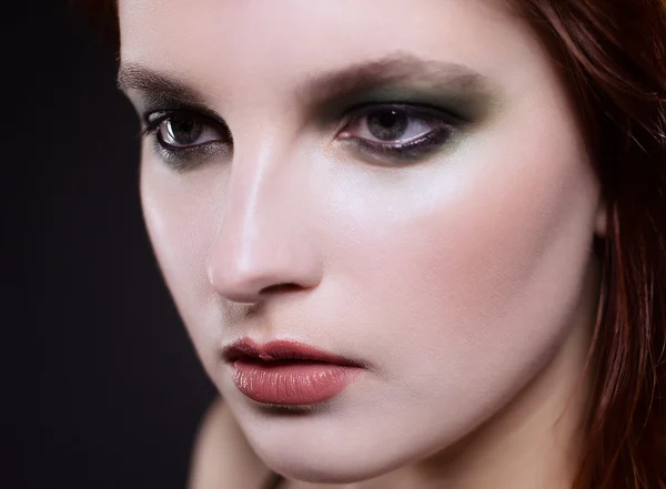 Дівчина з зеленими димчастими очима макіяж — стокове фото
