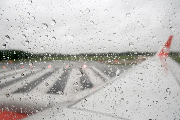 Ventana del avión con lluvia — Foto de Stock