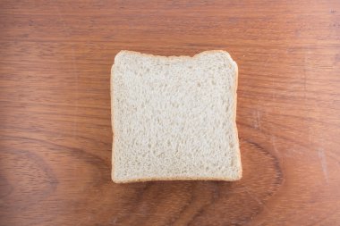 ahşap arka plan üzerinde ekmek dilimlenmiş