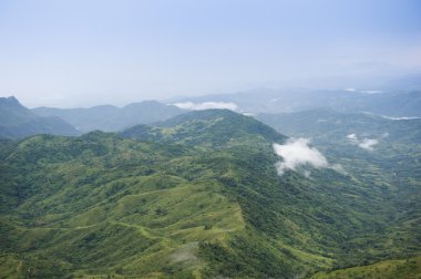 Mavi gökyüzü ile yeşil dağ