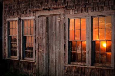 Windows'da yansıyan günbatımı