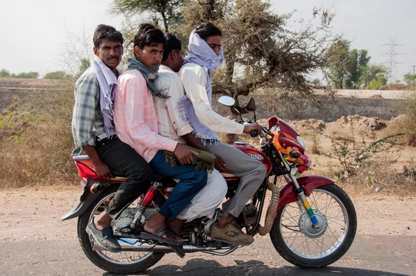 Quatre hommes sur une moto — Photo