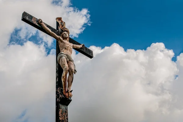 Um crucifixo com imagem de Cristo — Fotografia de Stock