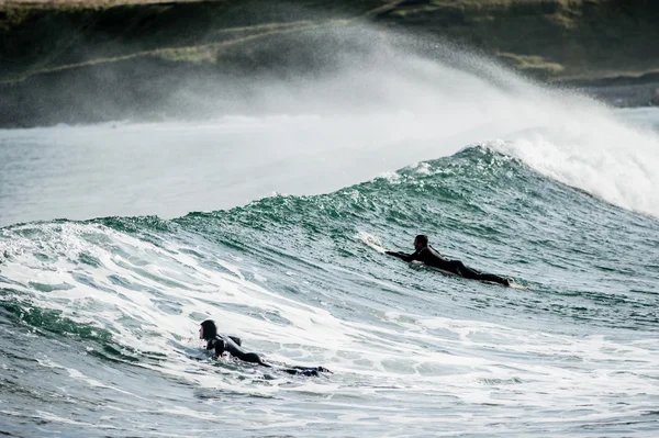 Surfistas a caminho do mar — Fotografia de Stock