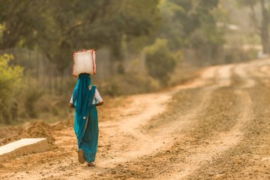 Kafasında torba ile Womna.