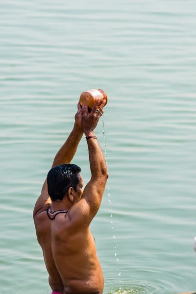 Мытье мужчин в Ганге — стоковое фото