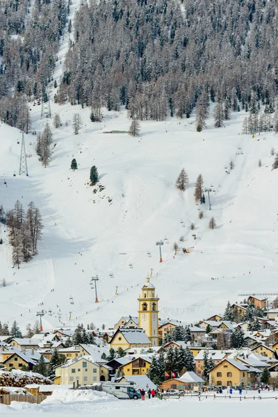 Il villaggio di Celerina e le piste da sci — Foto Stock