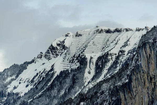 눈사태 protectionnear 스위스에서 Lauternnen — 스톡 사진