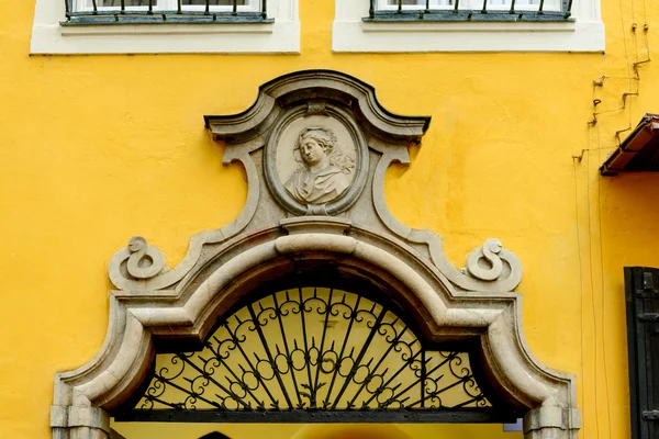 Detail van de deuropening van Mozart geboorteplaats museum — Stockfoto