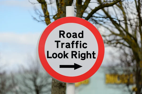 Olhe direito sinal de estrada — Fotografia de Stock