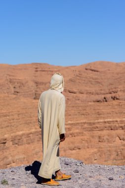 Bir adam giyen geleneksel djellabah