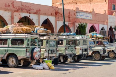 Göçebe çiftçiler Land Rovers