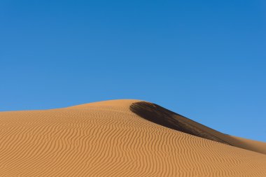 Sahara çölünde kum tepeleri