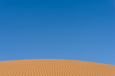 Sahara çölünde kum tepeleri