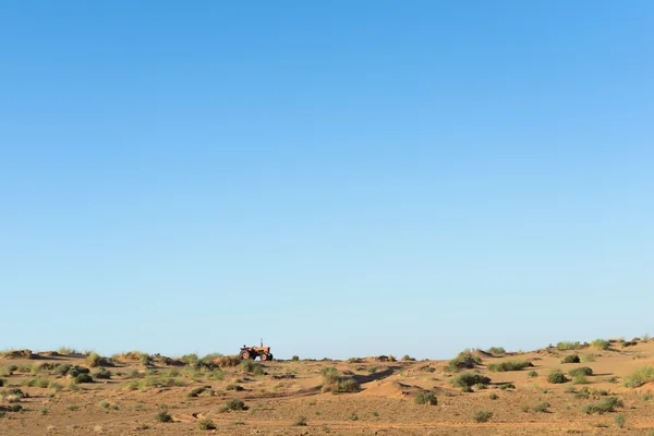 Trator abandonado no deserto do Saara — Fotografia de Stock