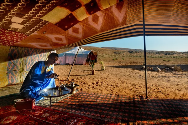 Un hombre bereber preparando té — Foto de Stock