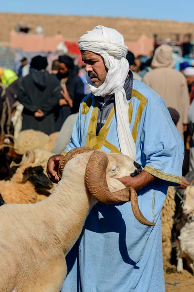 Hombre con una oveja en venta —  Fotos de Stock