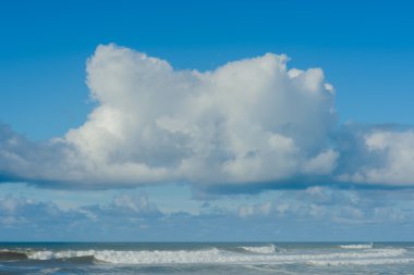 Bulutlu mavi gökyüzü