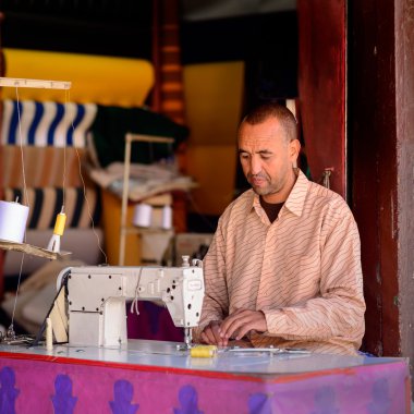 Adam onun dikiş makinesi