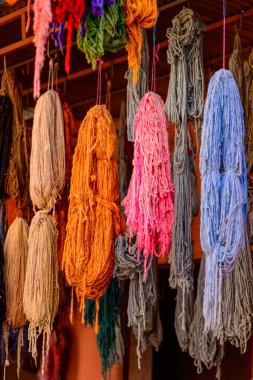 Boyalı yün demetleri 