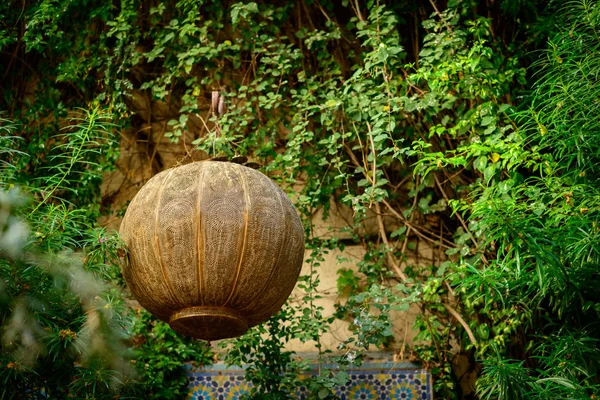 Sebuah lampu Maroko di kebun — Stok Foto