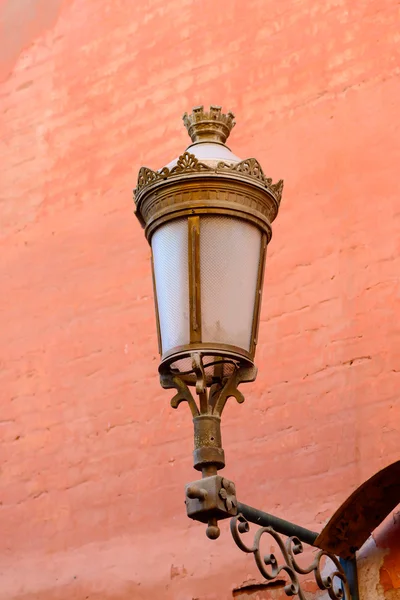 Uma lâmpada de rua decorativa — Fotografia de Stock