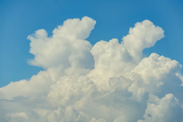 Beyaz kümülüs bulutları — Stok fotoğraf