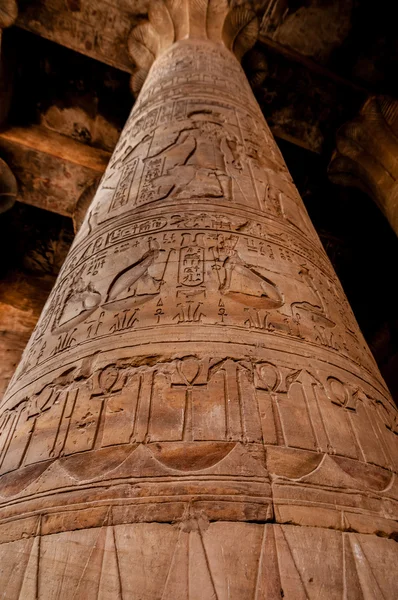Coluna esculpida no templo de Edfu . — Fotografia de Stock