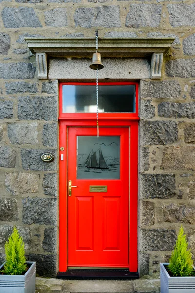 Rode deur ingang van een huisje — Stockfoto